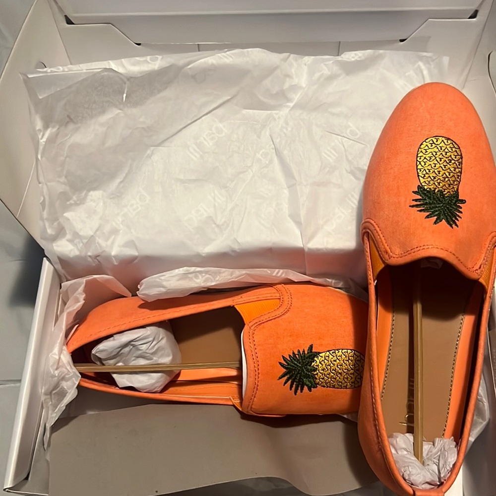 BNIB beautiful coral colored flats with a pineapple
